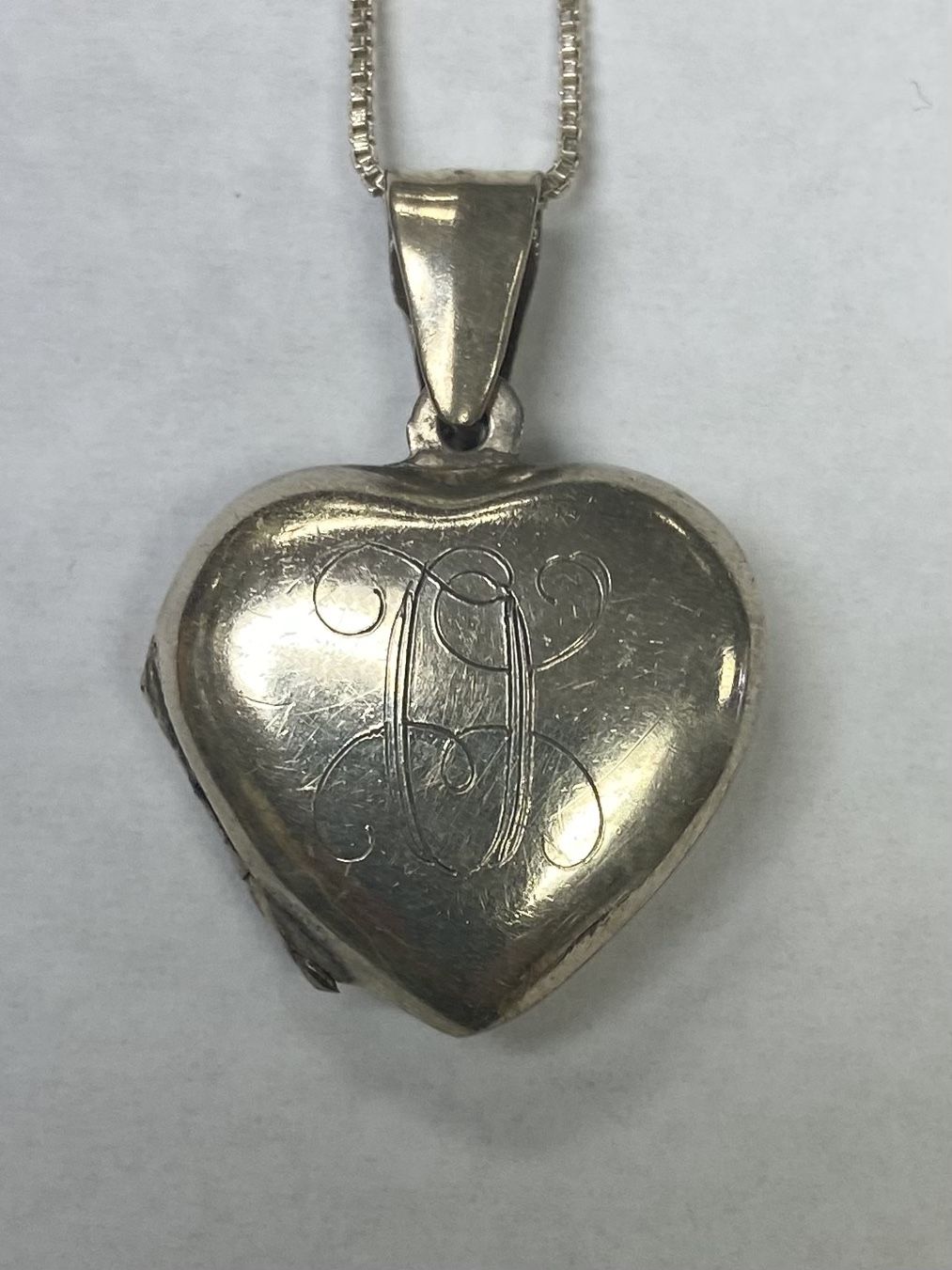 VINTAGE ANTIQUE SILVER .925 HEART PENDANT LOCKET WITH CHAIN GREAT DESIGN