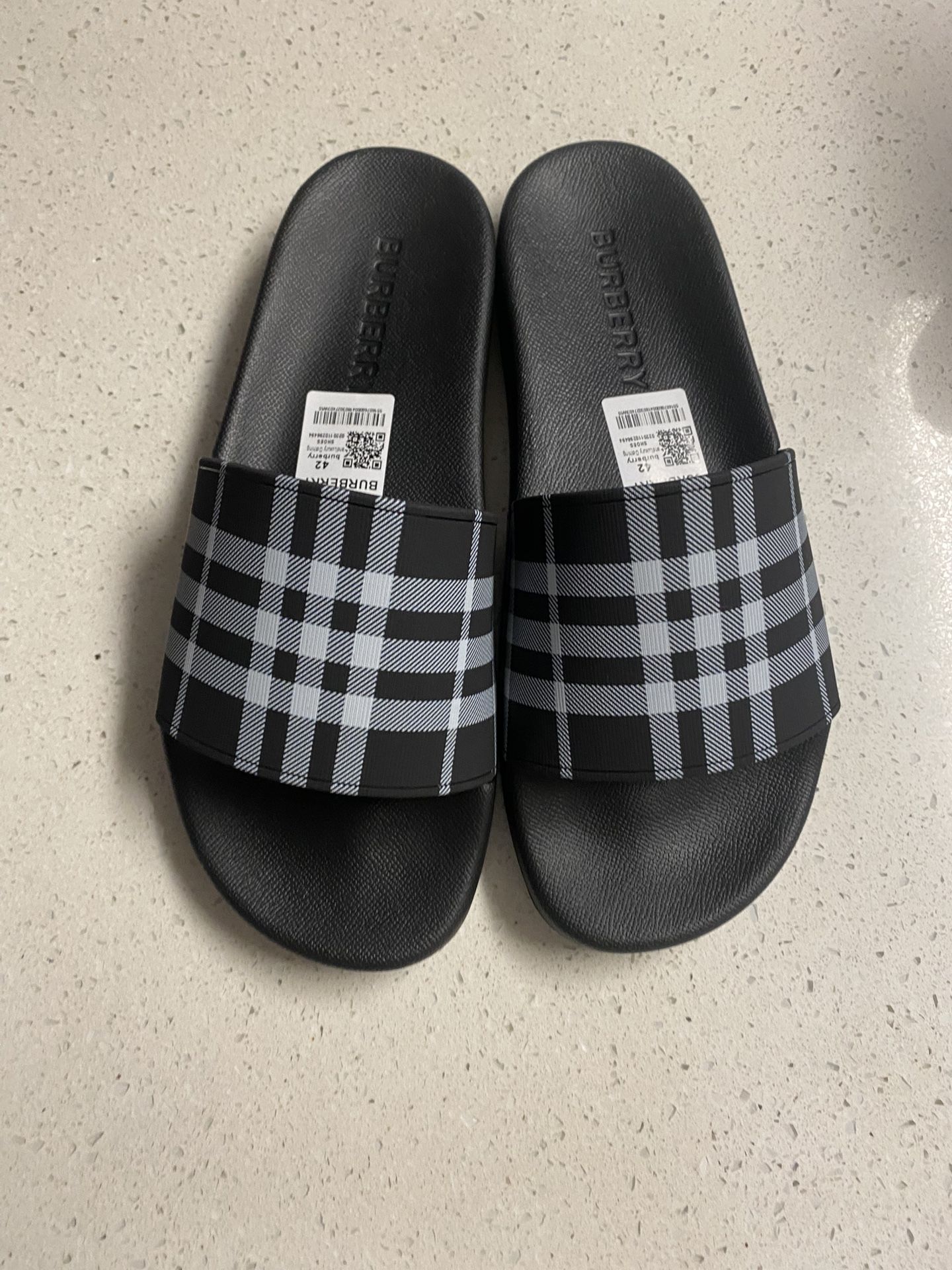 Burberry Slides 9 / 42
