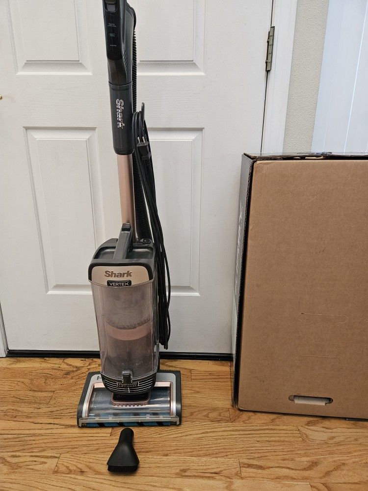 New Cond SHARK VACUUM WITH ATTACHMENT , AMAZING POWER SUCES , WORKS EXCELLENT IN THE BOX