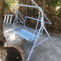 Outdoor and indoor swinging bench