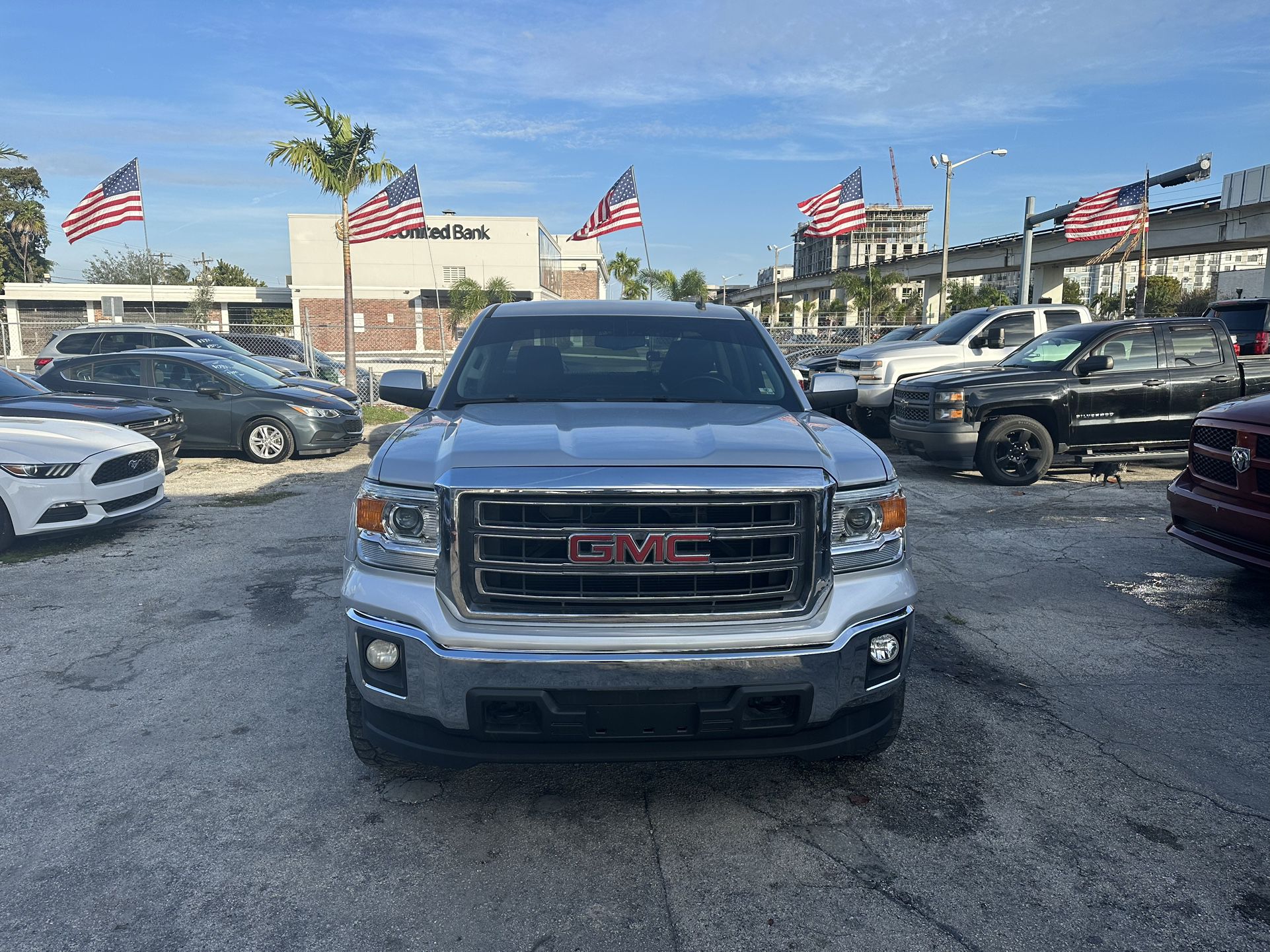 used 2014 gmc Sierra - front view 3
