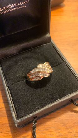 Gorgeous like new 10k yellow gold 1/2 karat Diamond ring