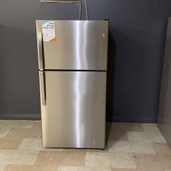 GE Stainless Steel Top Freezer Refrigerator 33”‼️