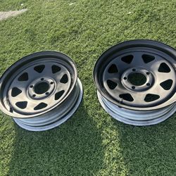 2 Used Trailer Wheels Rims 15” Steel 5-Lug – $30 Each / $60 Pair 2 Rines usados para tráiler 15” acero 5 huecos – $30 c/u o $60 el par 