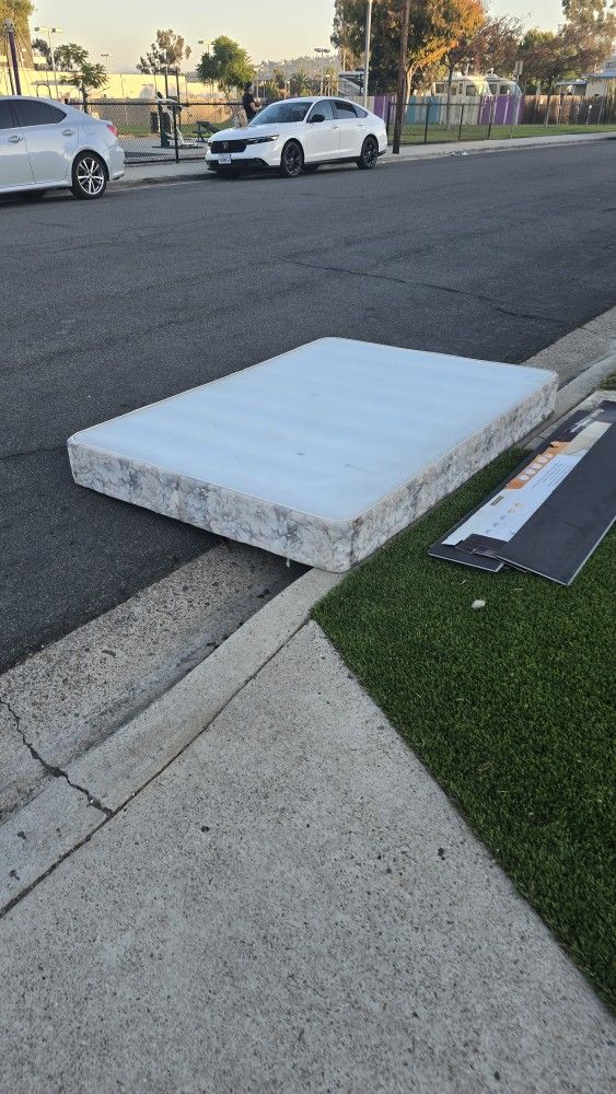 Free Full/Double Box Spring