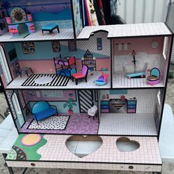 Beautiful Kids Doll House Play House With Figurines 