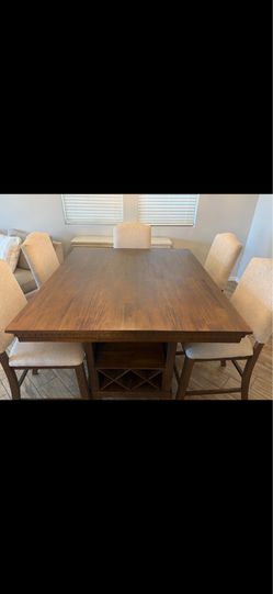 Table with 5 chairs