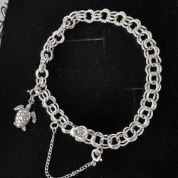 925 sterling silver chain bracelet with turtle charm In great condition Approximately 7.5 inches long