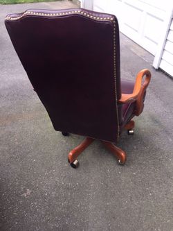Excellent leather Rocking wine chair , up for Lowe back...