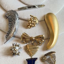 Lot Of 9 Brooches And Pins Lot, Some Are Old And Signed