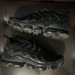 Vapor Maxes Size 10 (fits A 9)