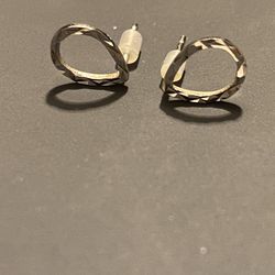 Elegant twisted cut earrings in silver