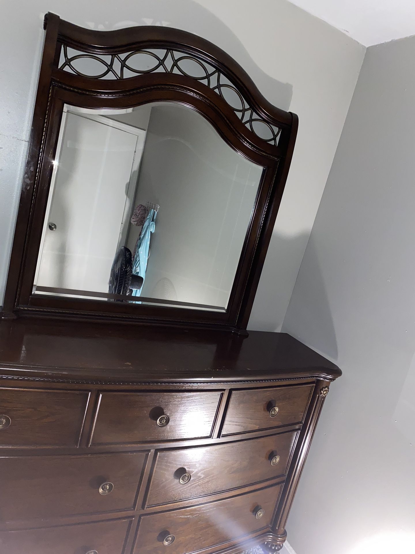 Dresser With Mirror 