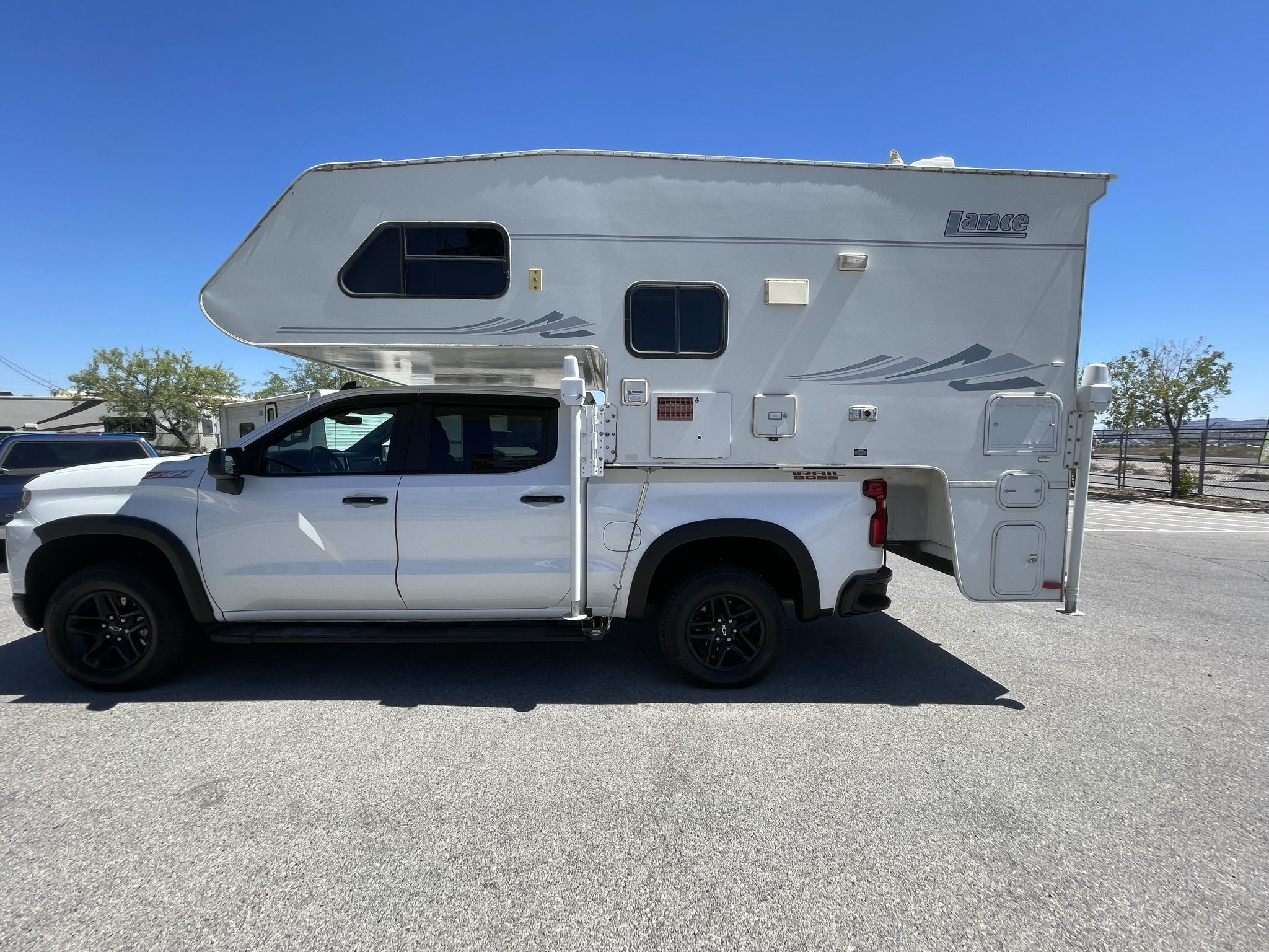 2002 Lance 820