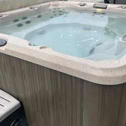Used Jacuzzi J280 Spa Hot Tub 220v-new Cover And Pillows