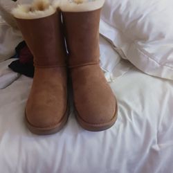Uggs Classic 2  Bailey Bow Boot Size 9 Chesnut