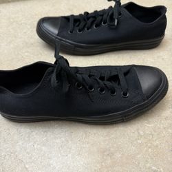 Low Top Chuck Taylor Converse 9.5