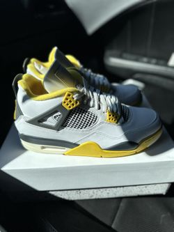 Jordan 4 Retro…( Vivid Sulfur )