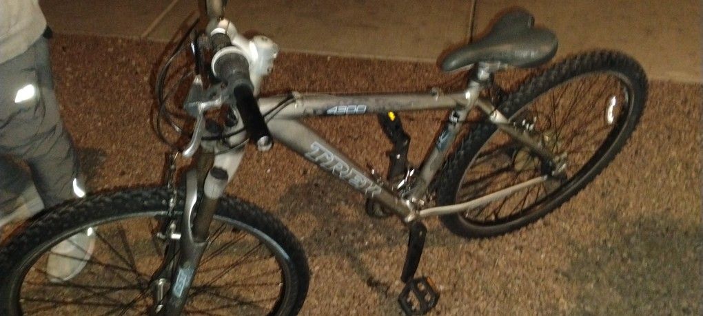 TREK 4300 MOUNTAIN BIKE