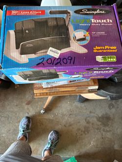 Swingline light touch heavy duty 2-3 hole punch. 40 sheet capacity