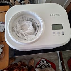 Ice Cream Machine Almost New. Used Twice