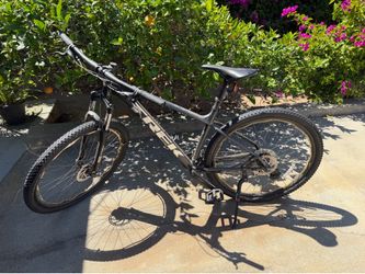 Trek mountain bike in good condition. Marlin 5 M/L in black/grey