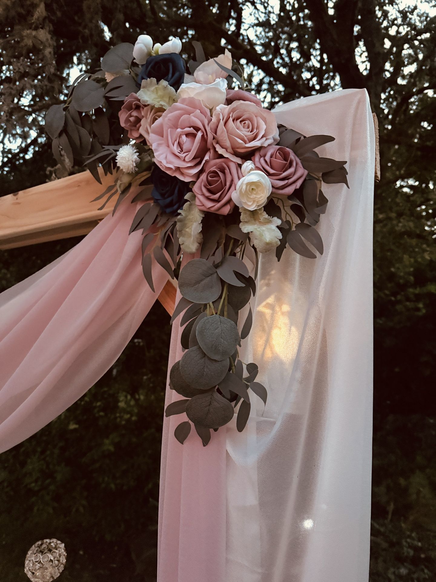 I'm selling all my wedding decorations, almost like new.