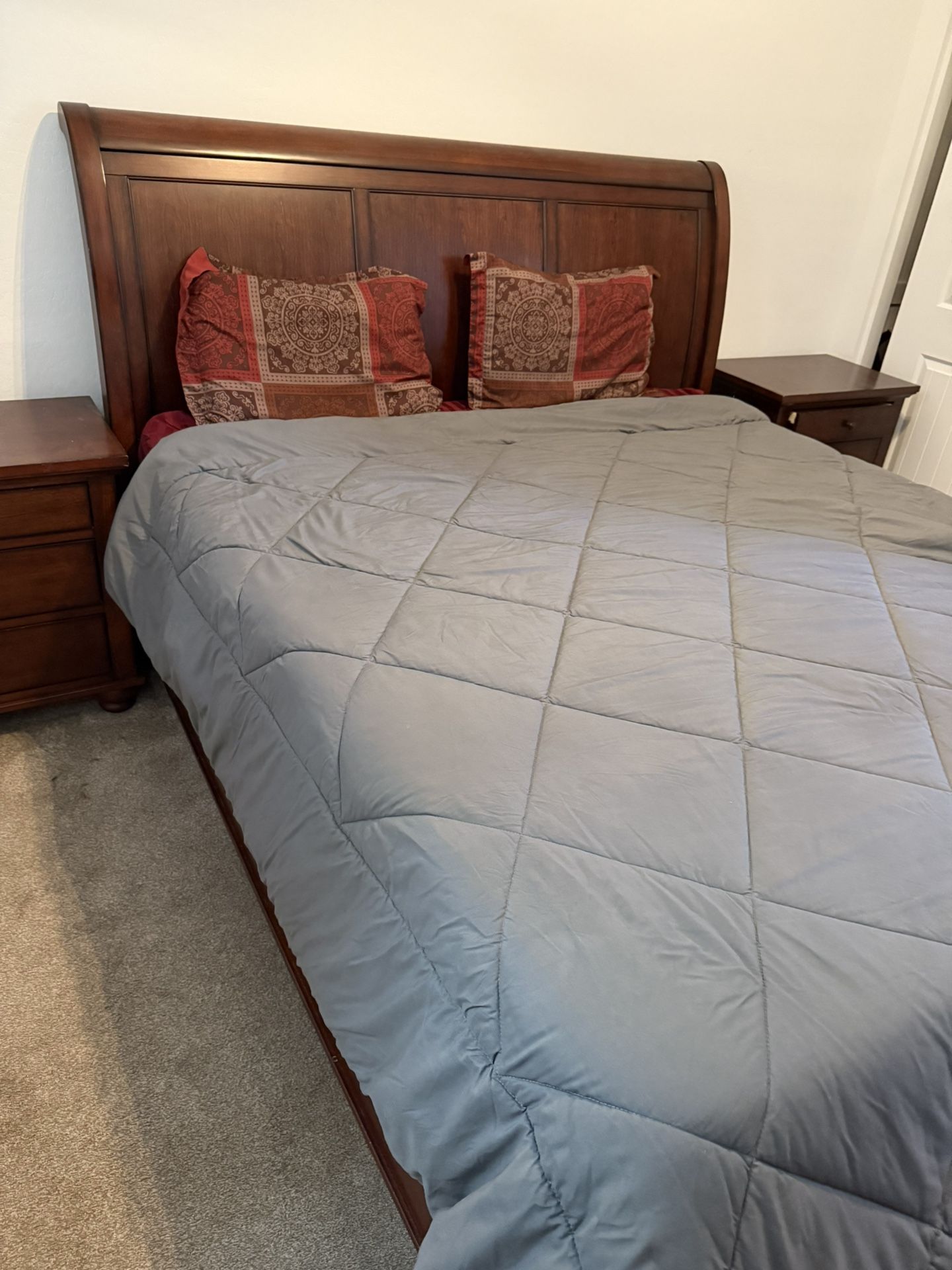 California King Bed and Bed Desk With 2 Night Stands