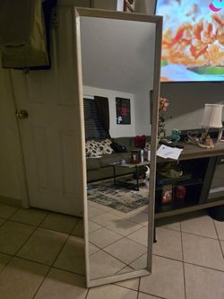 Stand-up mirror