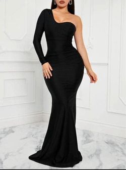 One shoulder maxi gown ! Size XL available