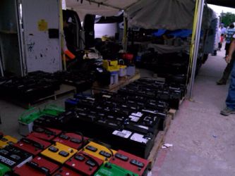 Baterías para todo tipo de vehículos con un año de garantía estamos ubicados en grand 22 25 e main 214-243-5824