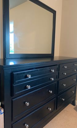 Bedroom set!! Very clean kept in amazing condition.