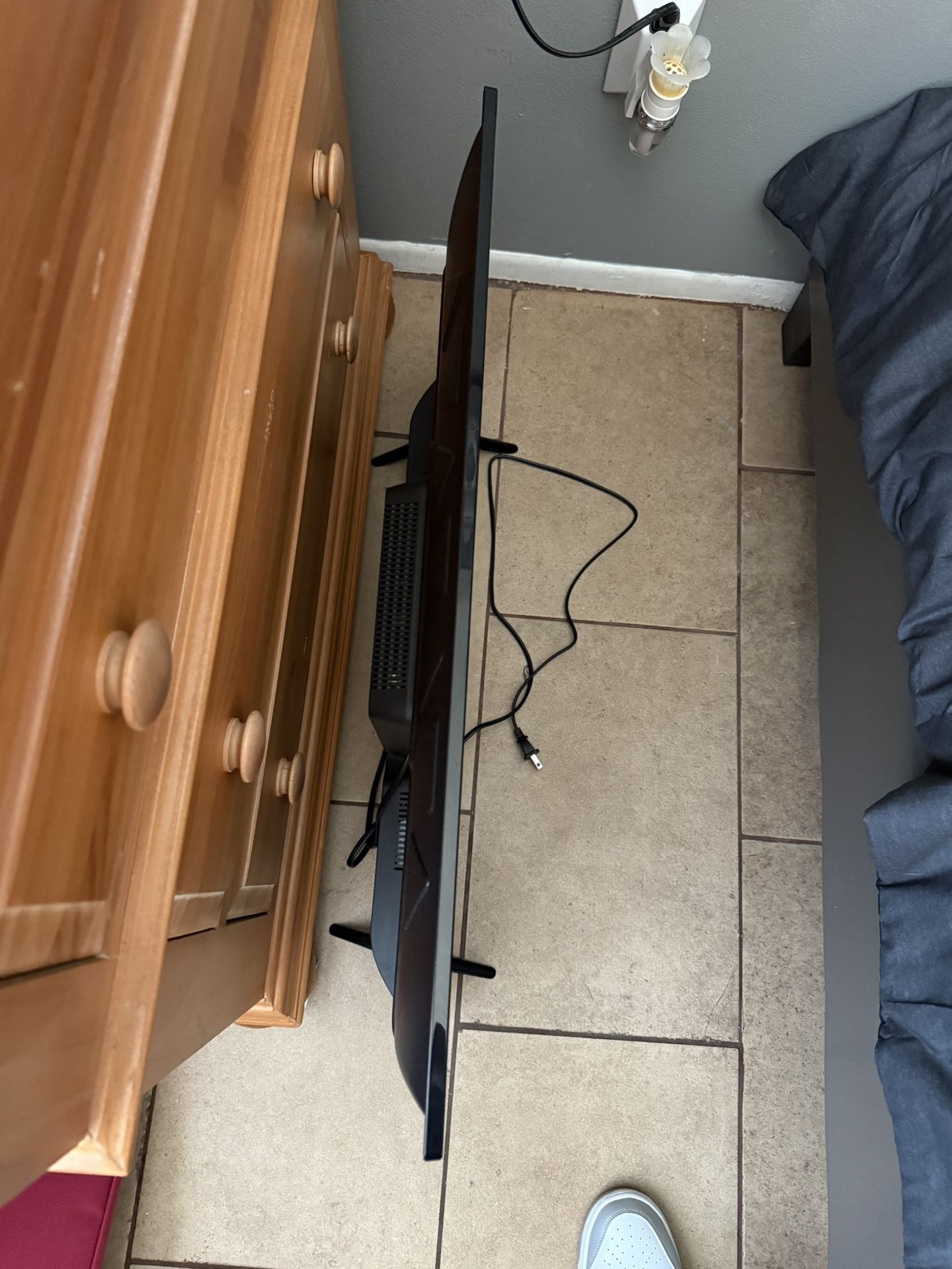 32” TLC FLAT SCREEN Smart Roku Tv