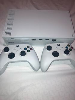 Xbox series s W 2 controllers