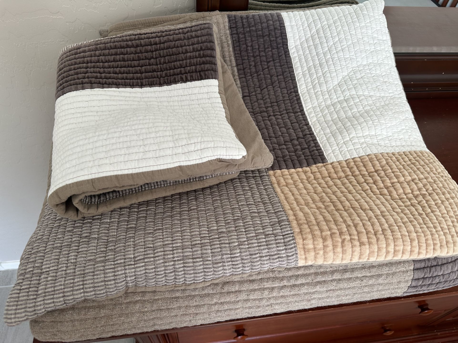 Studio 3B Queen Quilt And Two Matching Shams