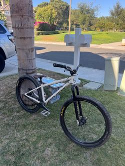 Pivot point dirt jumper