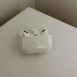 Apple AirPods Pro (With lightning cable)