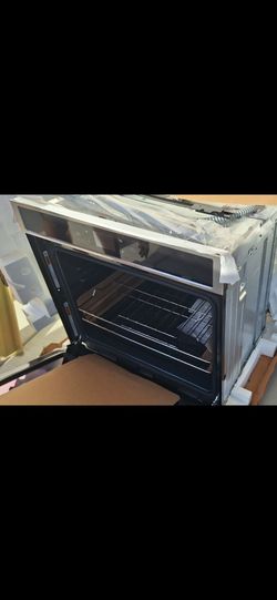 Kicthen appliances whirlpool electric built in wall oven.