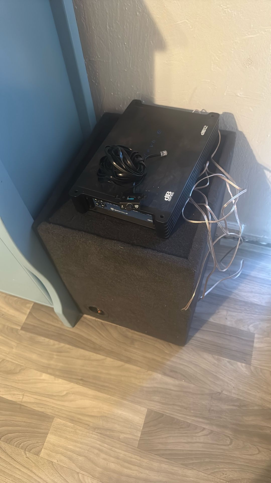 12’ Kicker with box and amp
