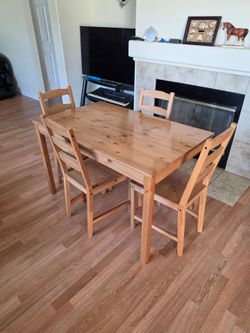 IKEA Stylish Stain Finish Dining Table with Chairs