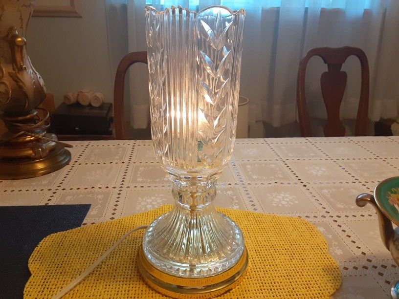 14INCHES TALL REALLY BEAUTIFUL LOOKING VINTAGE CRYSTAL GLASS LAMP
