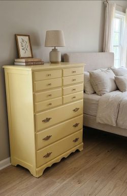 SIMMONS COMPANY 5 DRAWER YELLOW DRESSER
The first picture is a A.I. visual of how the dresser can look in a room.
Simmons 5 drawer wooden dresser 
In 