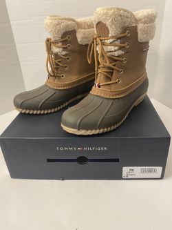 New in Box Tommy Hilfiger Mysty Women’s Size 8 Waterproof Duck Boots, Light Brown