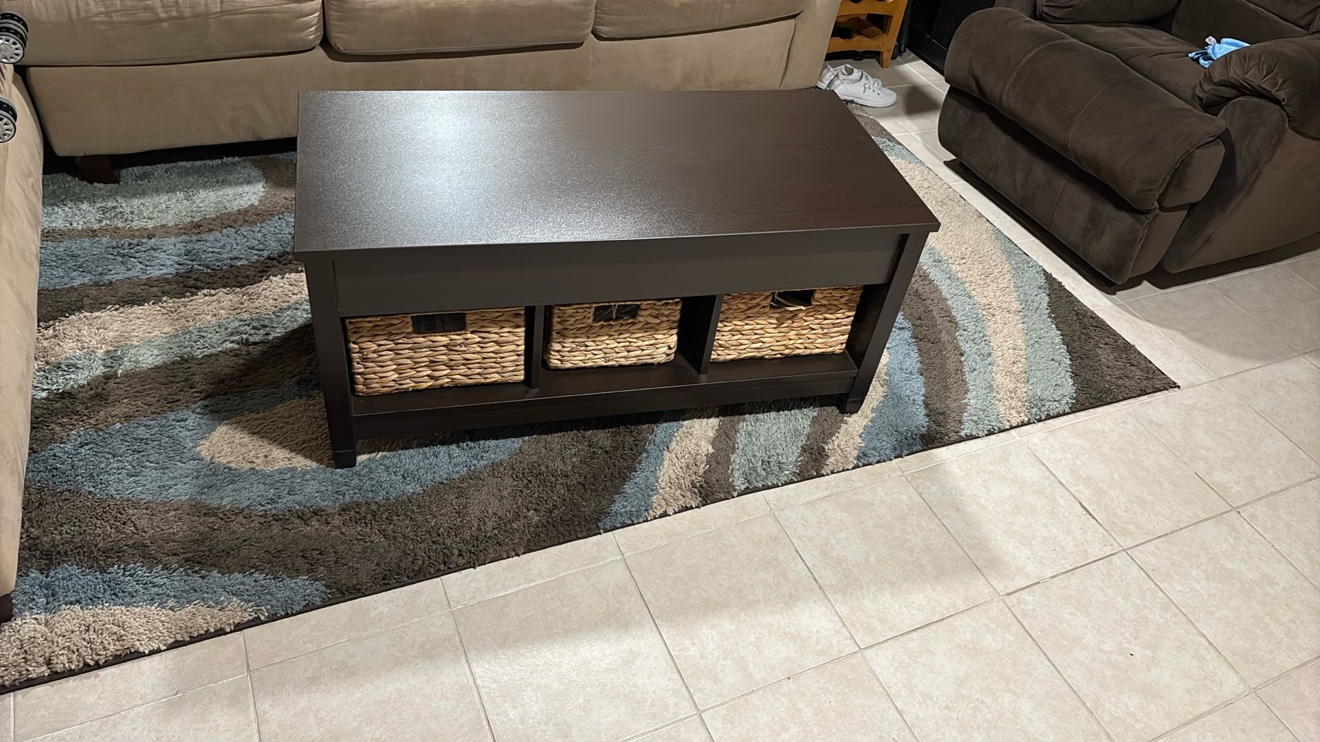Lift top coffee table