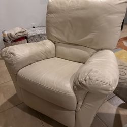 Very Confortable Leather Recliner