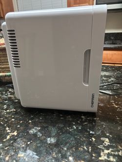 CHEFMAN Mini fridge