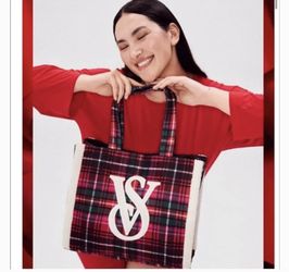 NEW VICTORIA’S SECRET HOLIDAY TOTE SHERPA