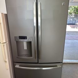 GE Refrigerator ( 1 Month Warranty)