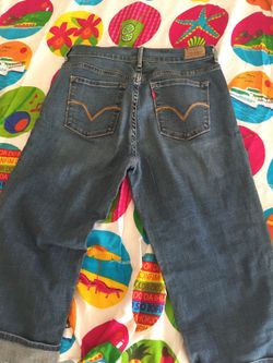 Levi capris size 5