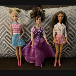 barbie closet with clothes and 8 barbies for Sale in Hughson, CA - OfferUp